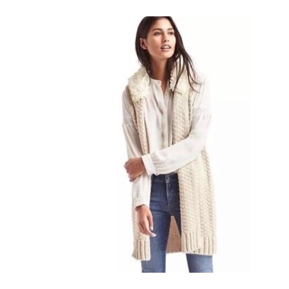 Gap vest with Sherpa collar